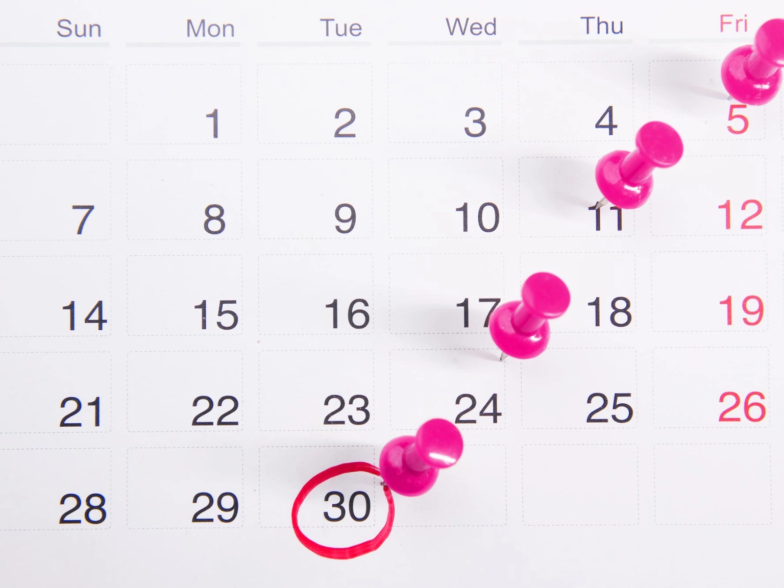 Ansicht eines Kalenderblattes mit pinken Pins.