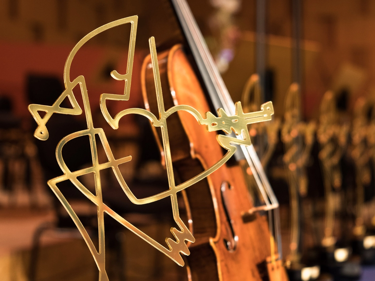 Goldene Preisstatuette des Violinwettbewerbs, gestaltet von Sebastian Peetz