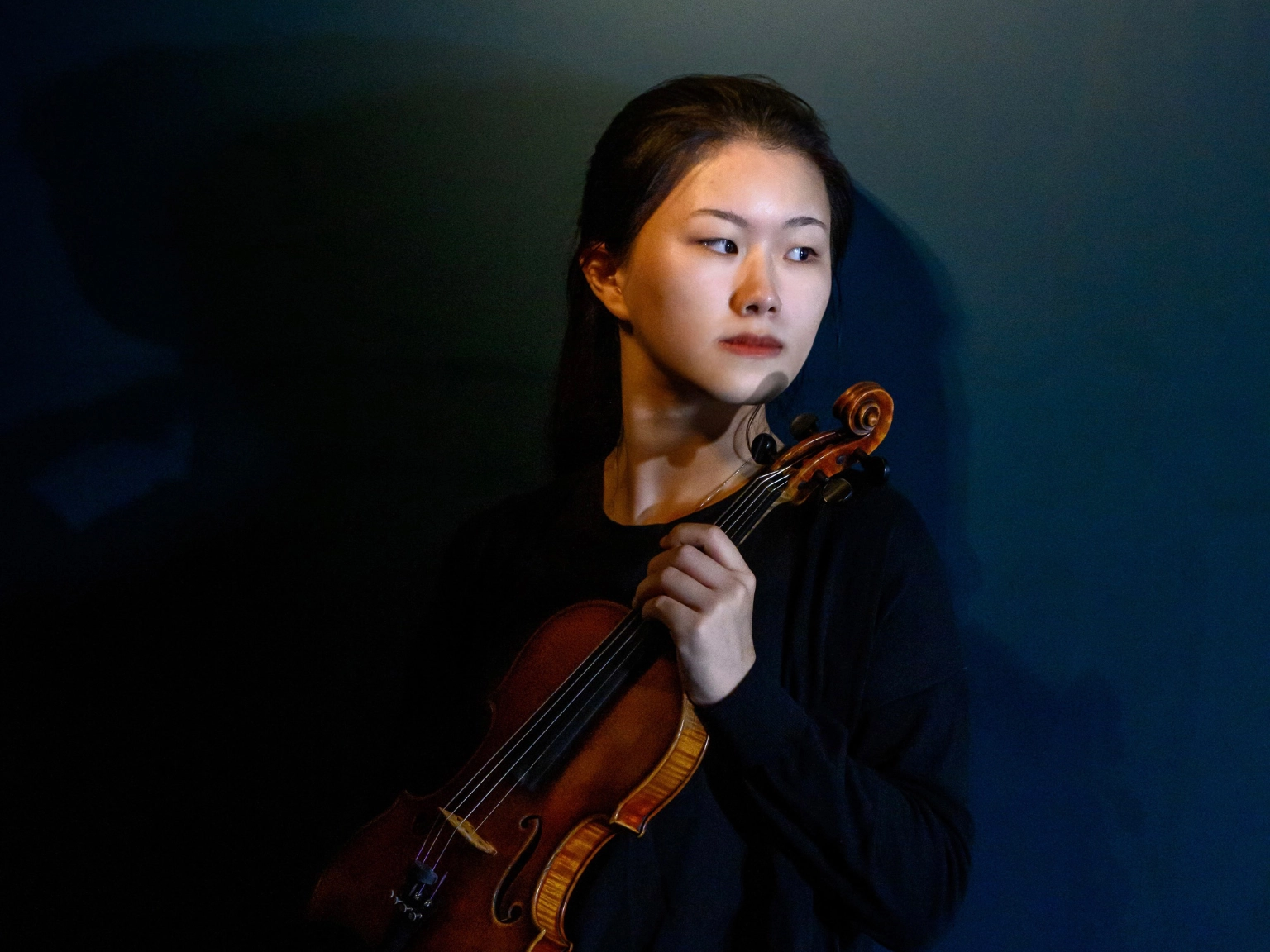 Porträt Xunyue Zhang, Teilnehmerin des Joseph Joachim Violinwettbewerbs 2024