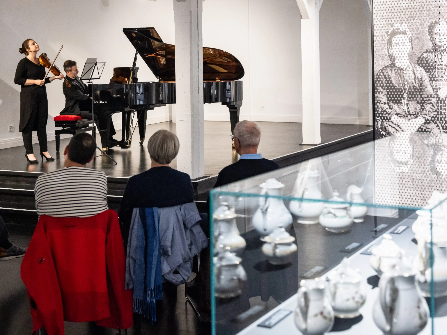 Impression des Zu Gast in Niedersachsen-Konzerte 2024 von Lousia Staples im Museum Schloss Fürstenberg in Fürstenberg/Weser. Als klavierpartner an ihrer seite Boris Kusnesow.