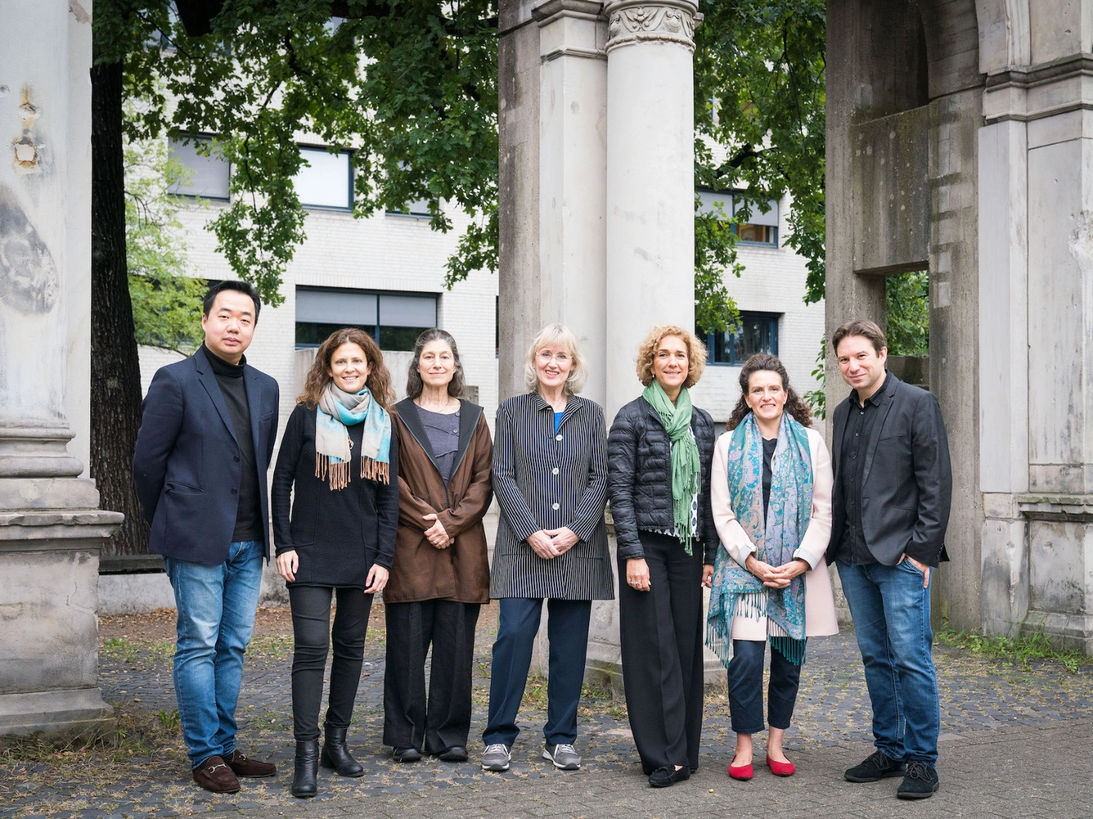 Gruppenbild der Wettbewerbsjury 2024. Von links nach rechts: Feng Ning, Lorenza Borrani, Kim Kashkashian, Kathrin Rabus, Juliane Banse, Liza Ferschtman und Stephan Zilias