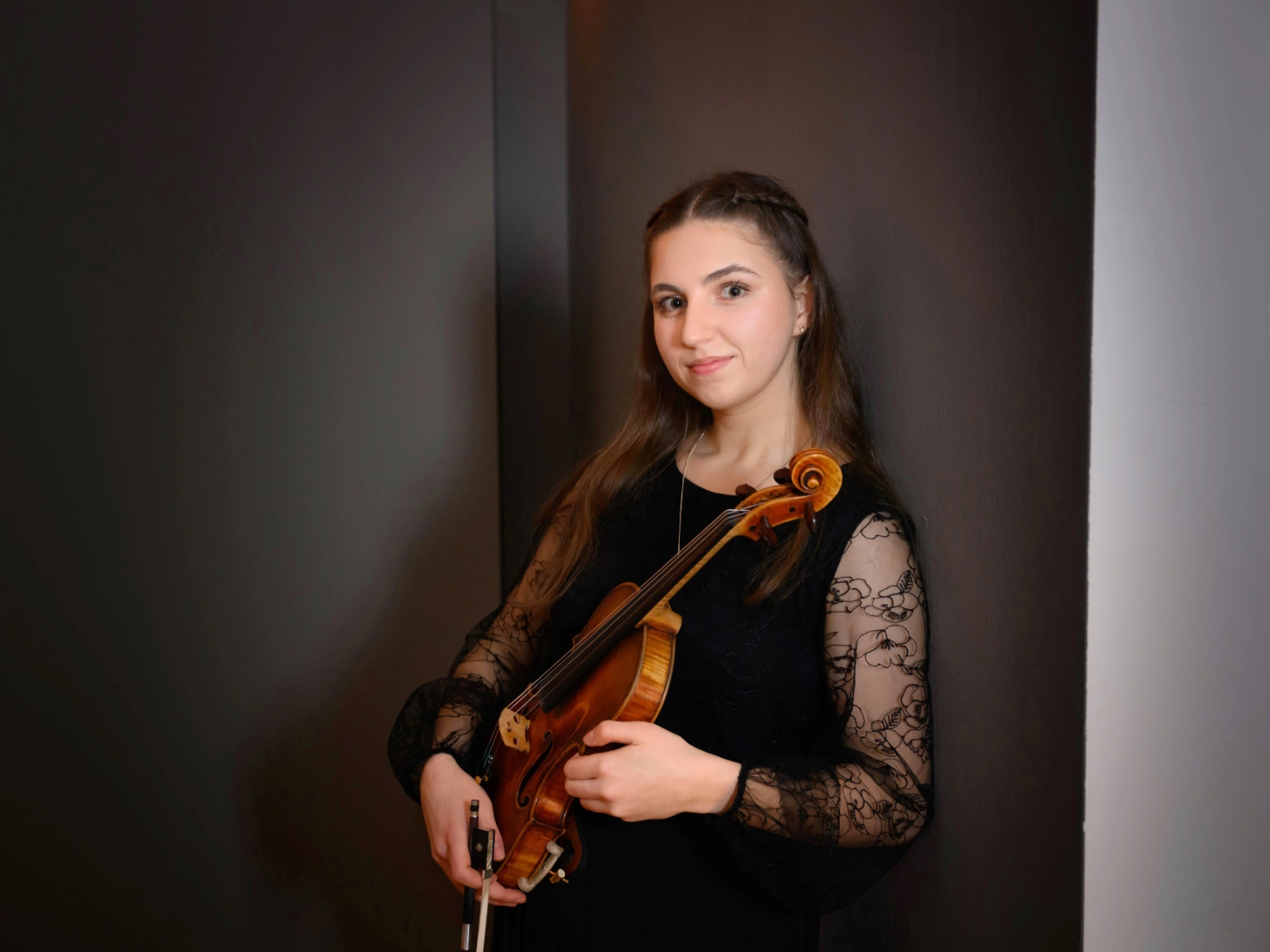 Porträt Alexandra Weissbecker, Teilnehmerin des Joseph Joachim Violinwettbewerbs 2024